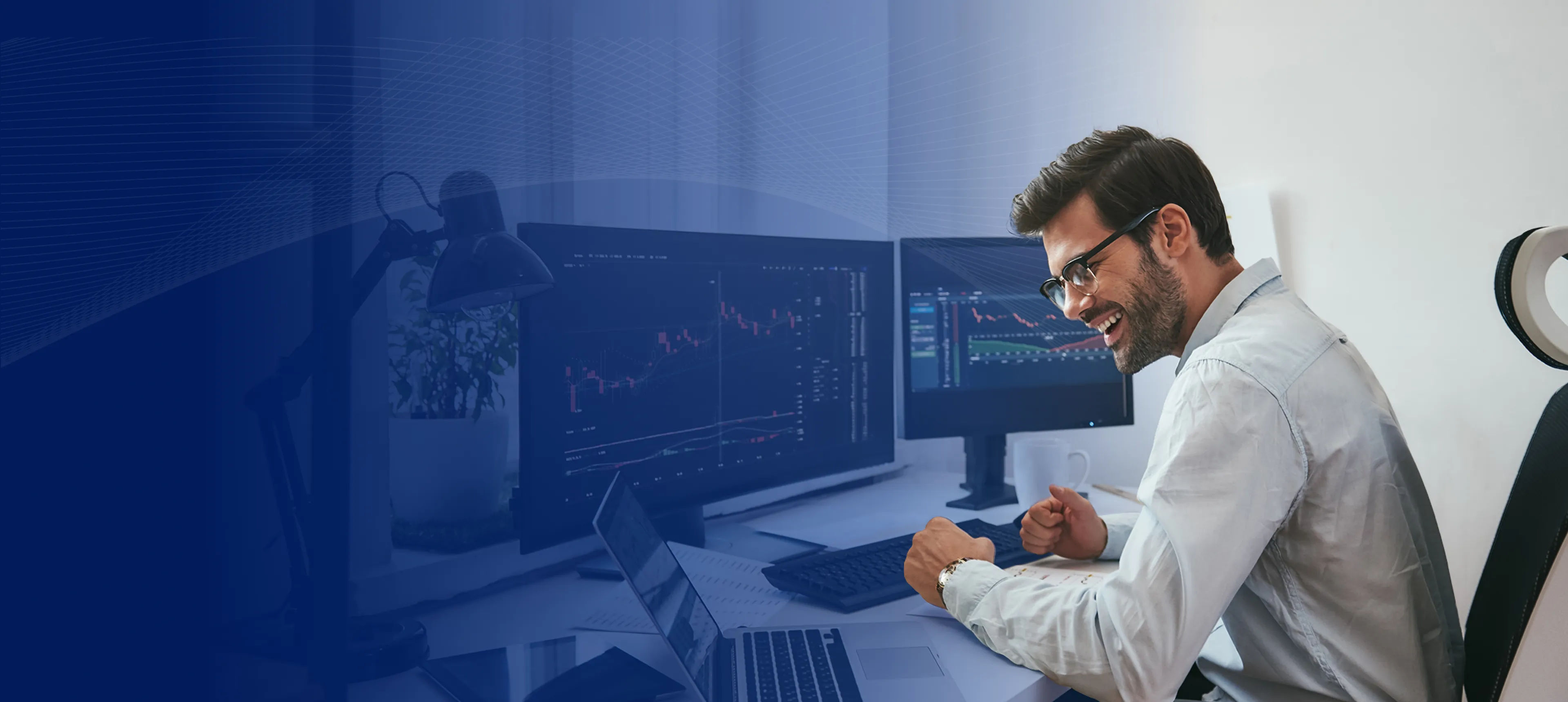 Banner de detalles de productos de trading que presenta datos sobre forex, índices, cripto y metales preciosos